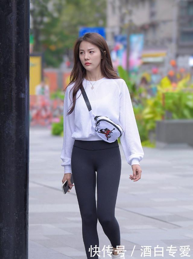 『气质』小姐姐一件紧身的上衣搭配一条黑色的休闲裤,看上去飘逸又气质