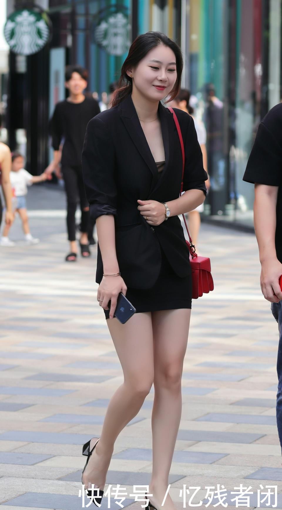 气质■她拥有着迷人的气质和成熟的韵味,街拍:笑容灿烂的小姐姐