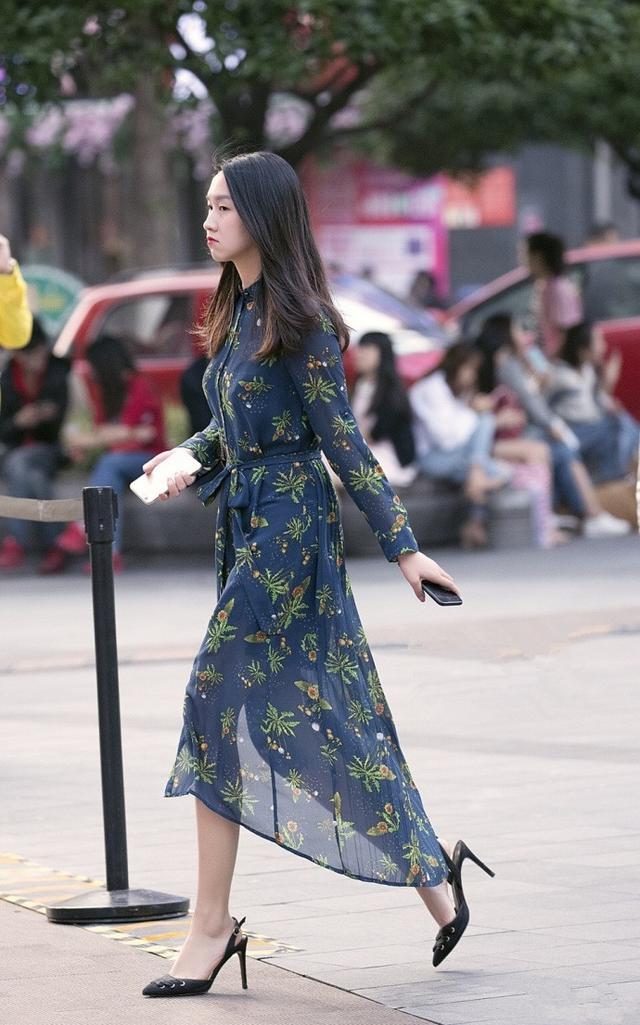 街拍女孩：纯真大方穿搭整洁，上演极致身材！