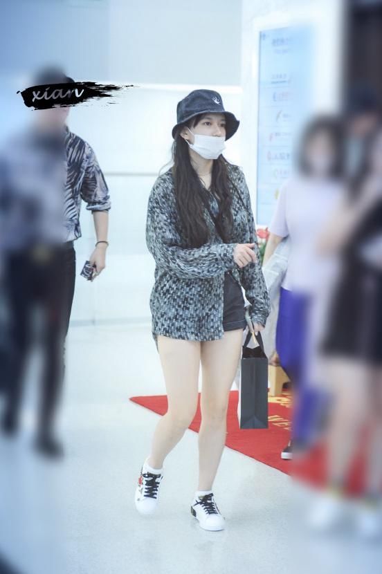 同是20岁的程潇和周洁琼穿短裤，网友：这身材差距真尴尬