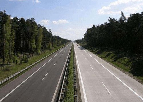 为什么德国高速几乎看不到车祸？就两个原因，值得深思