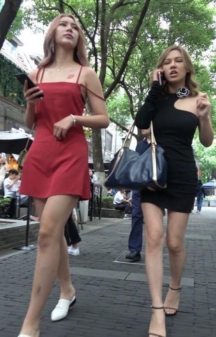 浅红色吊带连衣裙搭配白色尖嘴拖鞋，随风飘荡洒脱魅力