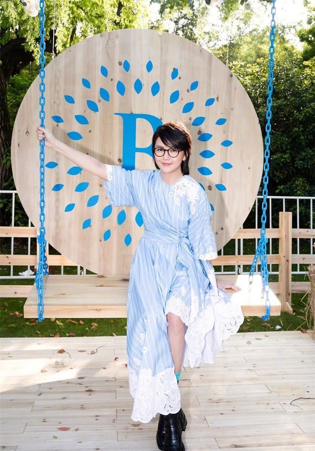  [条纹]辣妈孙燕姿穿条纹连衣裙大玩减龄，41岁走小清新路线完全没问题