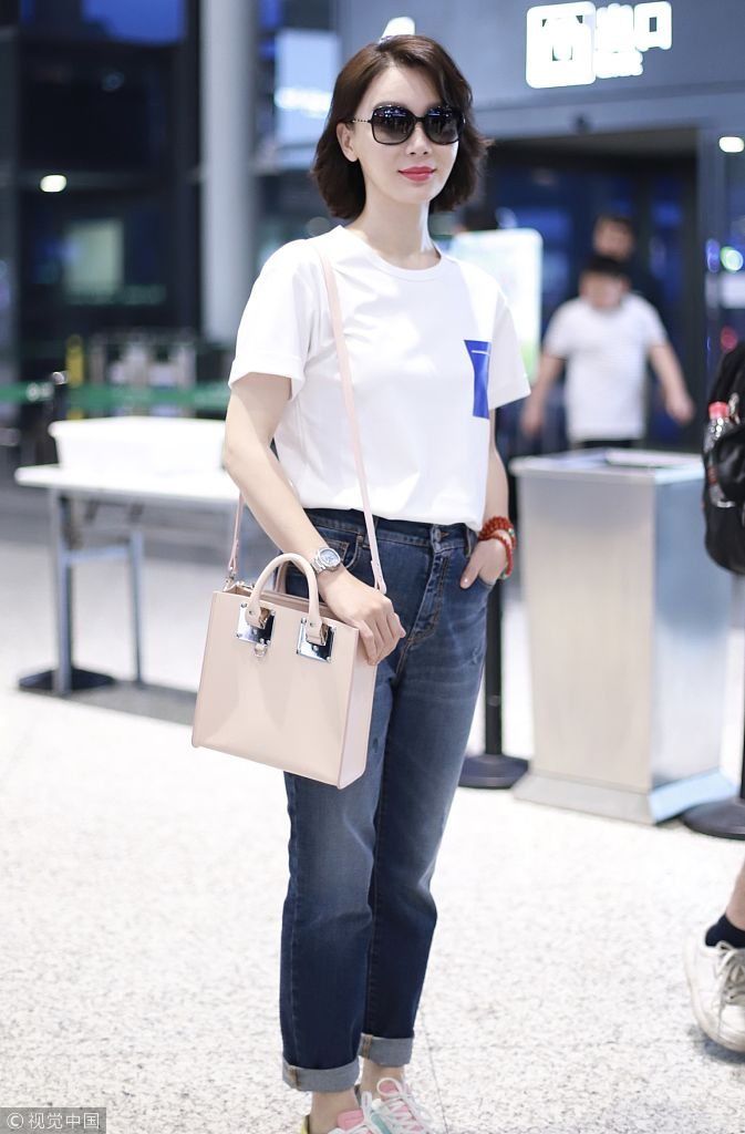 陈数短发精致涂红唇散发“大女人”气场  穿简单白T搭牛仔九分裤