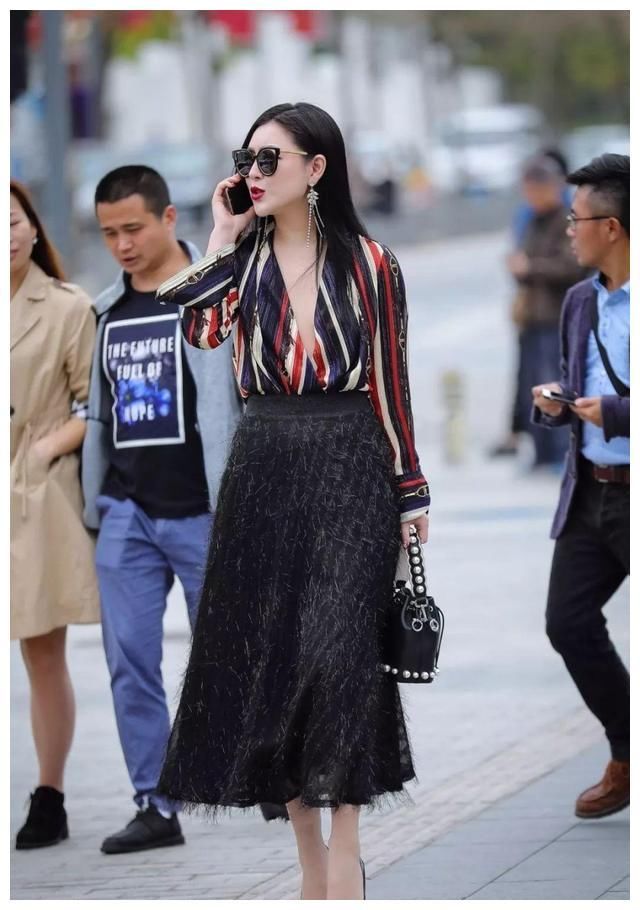 街拍:图1性感吊带连衣裙，图2清纯学院风穿搭，图3简约大气套装