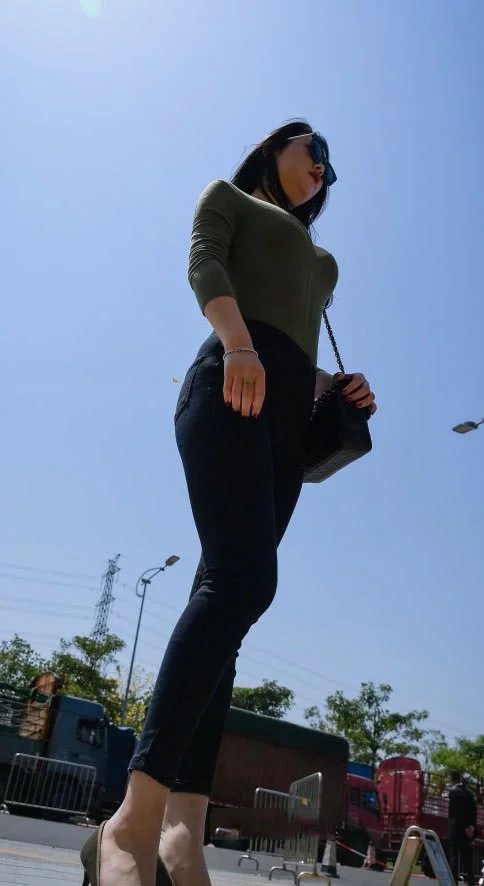 身材火辣的小姐姐，紧身衣搭配紧身牛仔裤，S型性感曲线博人眼球