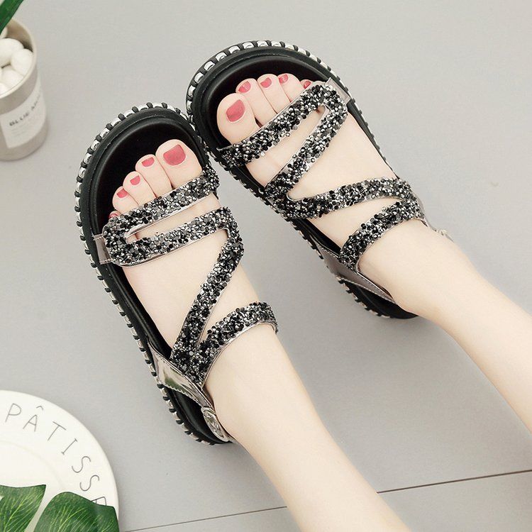 今年最流行的凉鞋，比高跟鞋更迷人，比丝袜更夺眼