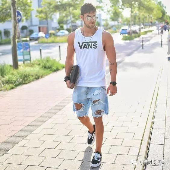 男士穿搭干货：你的夏季裤款里还要加上一件质感牛仔短裤