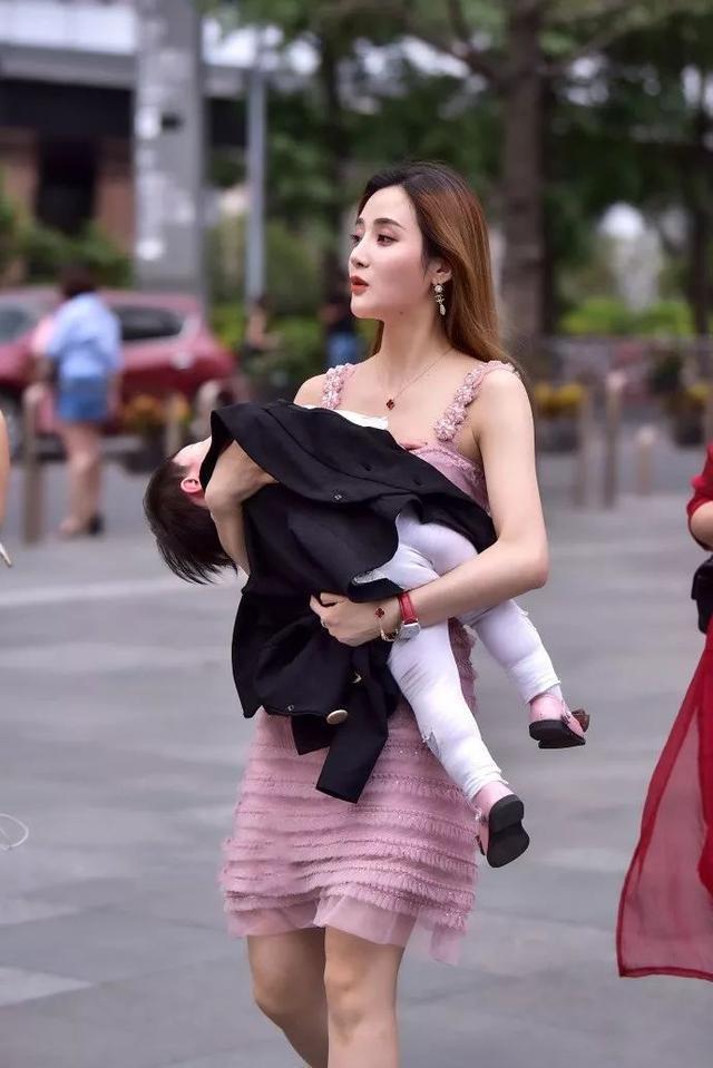 街拍美女:长得好看又有气质的俏丽迷人美女