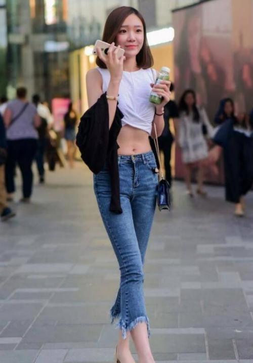 街拍：简约时尚的穿搭温柔之中又带有干练，小姐姐的长相也很美！