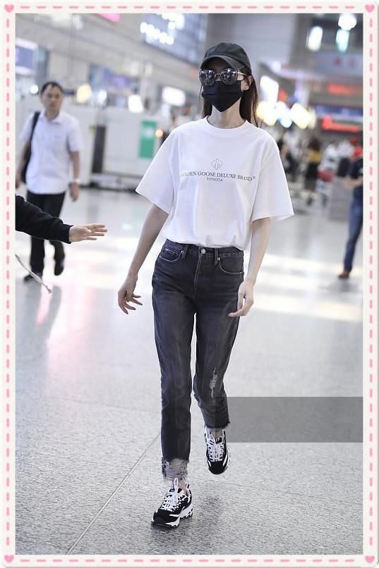 当160斤贾玲与86斤唐嫣同穿T恤衫，网友直呼：就算没胸我也要减肥