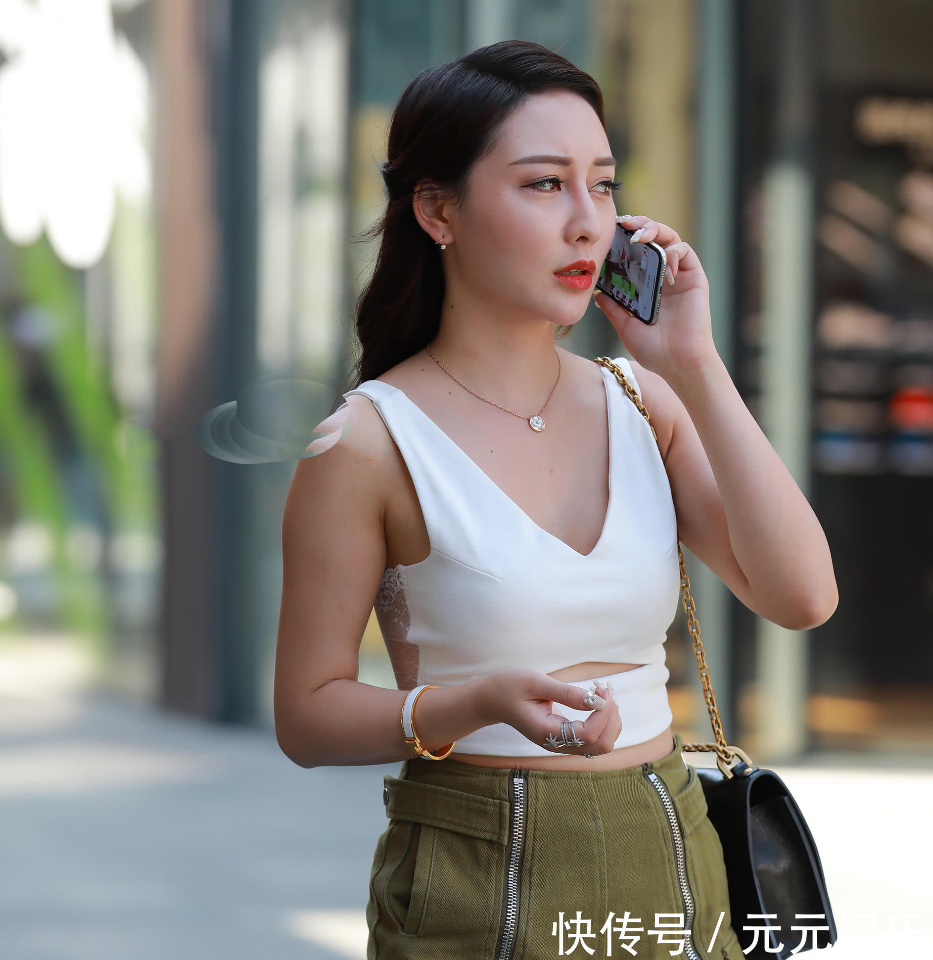 气质女神短裤尽显迷人风采，打电话的神态也能看呆路人