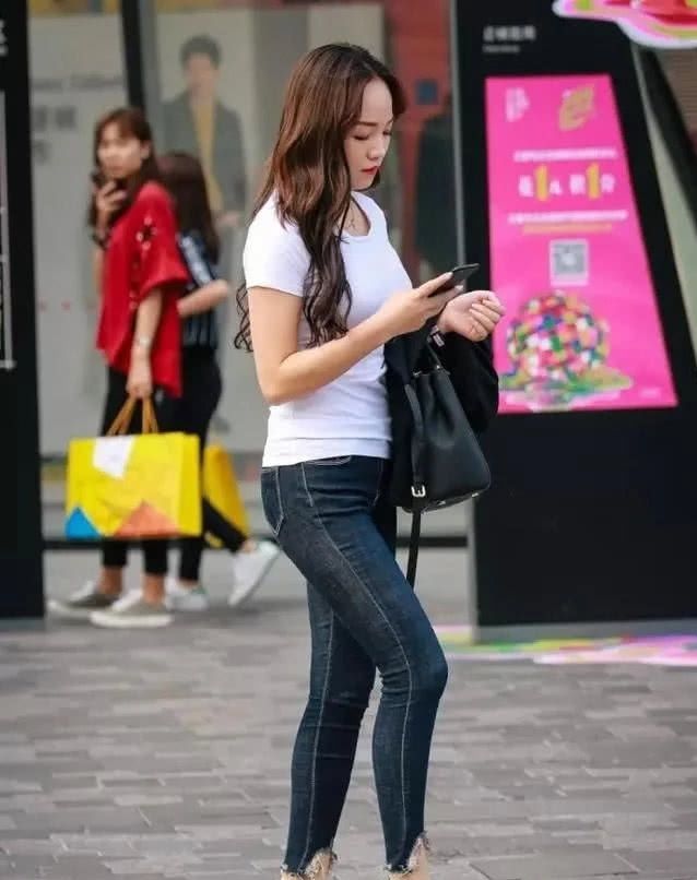 辣妈■美的刚刚好,这位“很多肉的辣妈”微胖身材穿上简单的T桖牛仔裤