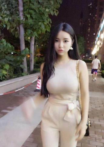 小姐姐身穿绿色的吊带紧身裙，举手投足间展现性感优雅魅力