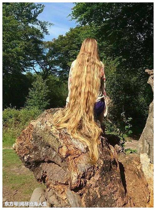 英国小姐姐25年没剪头发，随手编一编，能当裙子穿
