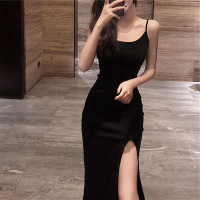 身着“吊带裙”的女人，总会让人觉得神秘且格外迷人