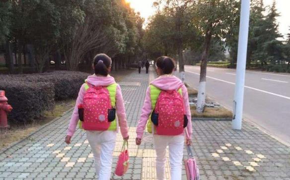 『奶奶』双胞胎姐妹,一个奶奶带一个妈妈带,两人身高相差一个头