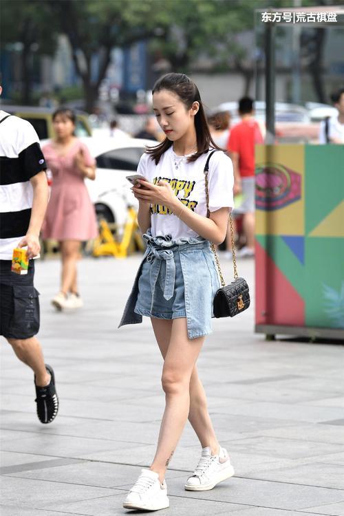 小姐姐，你穿的是牛仔裤还是牛仔裙啊？