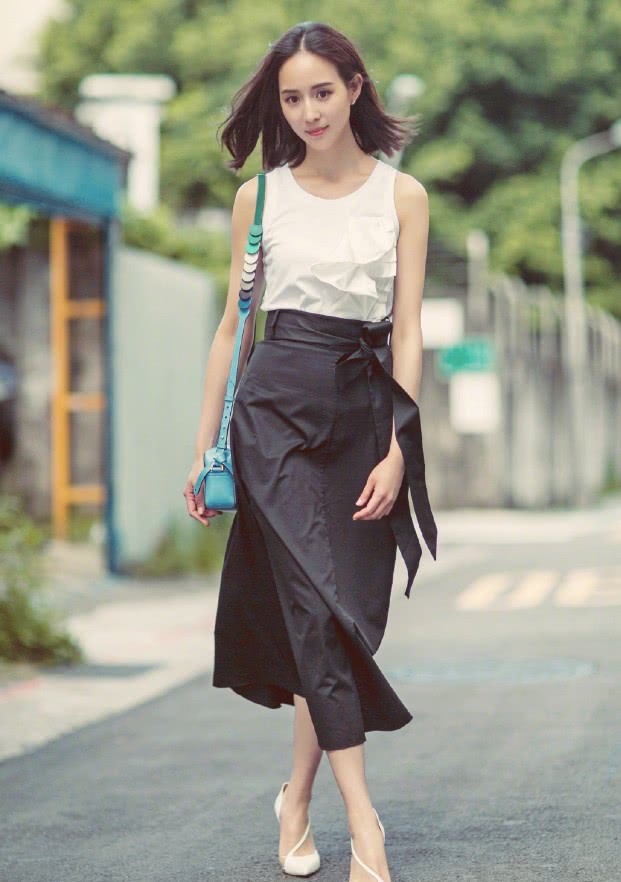 张钧甯穿一条裙子，看起来像发育不成熟，后面还有一条“尾巴”！