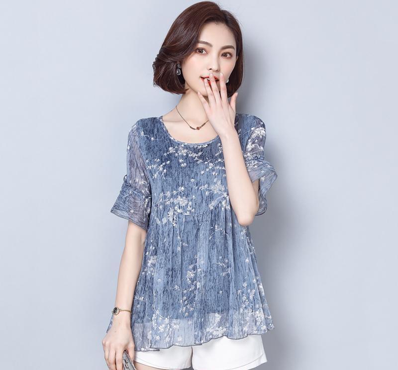 1米50的老婆把大长裙扔了，穿这几款小衫+高跟鞋，洋气又显高