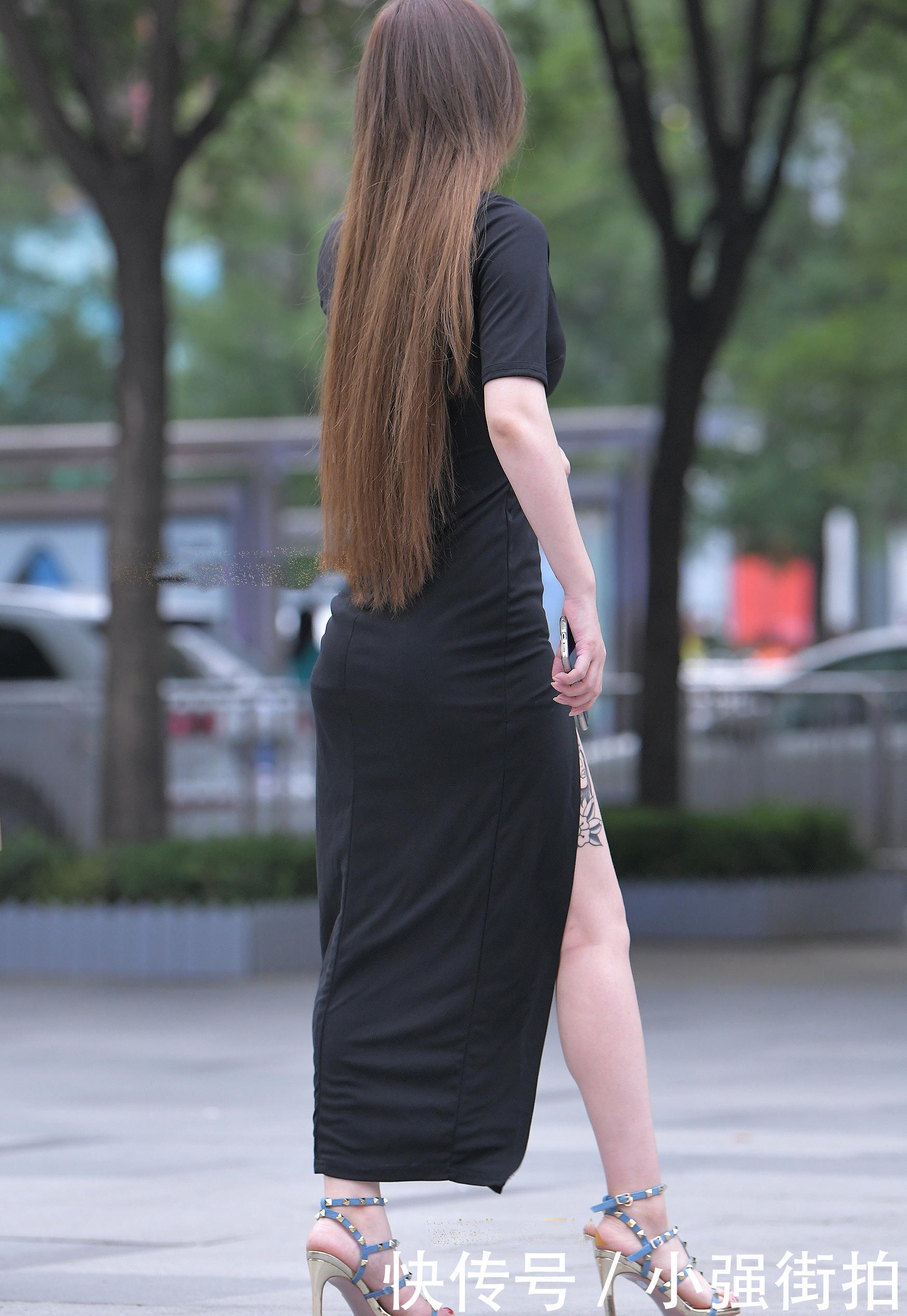气质小姐姐深V紧身长裙裹出丰腴圆润曲线，高开叉走路露出根部纹
