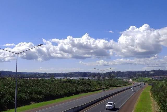  「汽车」高速路上汽车爆胎，停在应急车道换备胎，结果下高速发