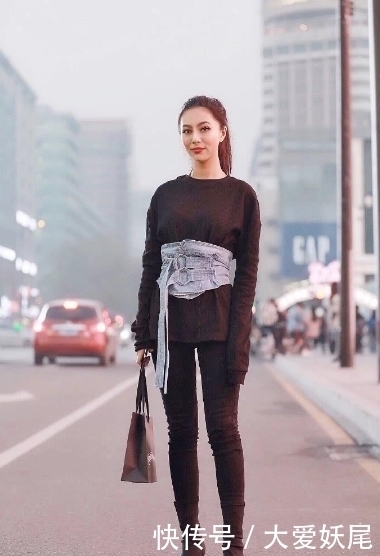 「动人」街拍:吊带碎花套装的小美女,专注手机表情唯美动人,充满朝气