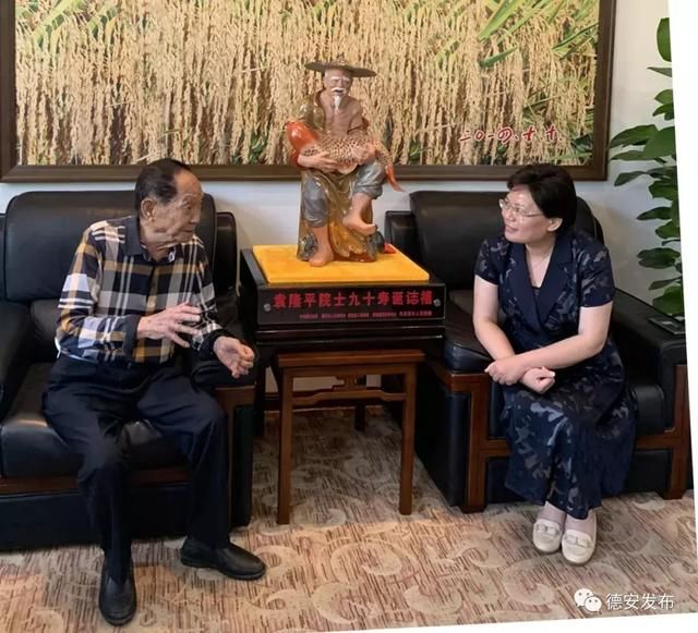  贺寿：家乡县长跨省赴湖南，为袁隆平贺寿