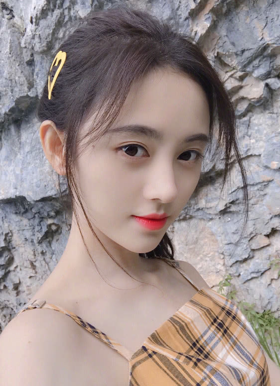 鞠婧祎掀起刘海，周洁琼掀起刘海，她掀起刘海儿，网友：快放下