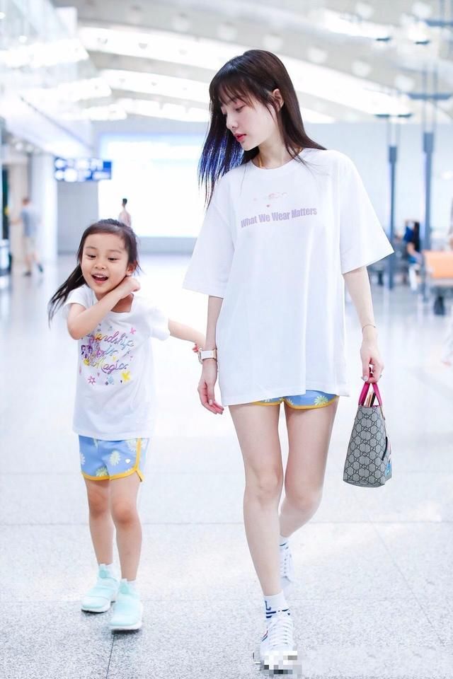 李小璐素颜带着甜馨出门，网友:甜美似姐妹!