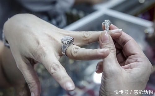  钻石@印尼“钻石城”每天数百人找钻石，希望一夜暴富，已有400人丧生