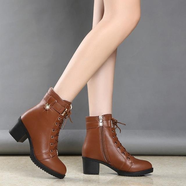 入秋了!大衣+马丁靴搭出欧美范，40岁女人这样穿，简直万人迷