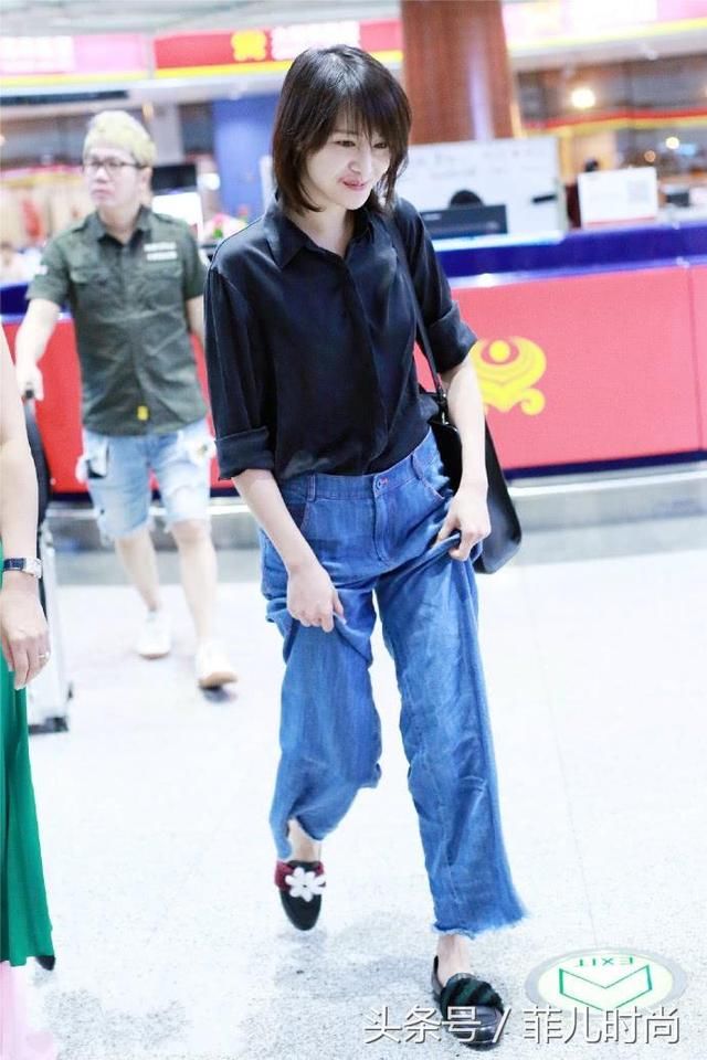郑爽本来就瘦，穿这么宽的牛仔裤还敢不系皮带出门，活该要用手提