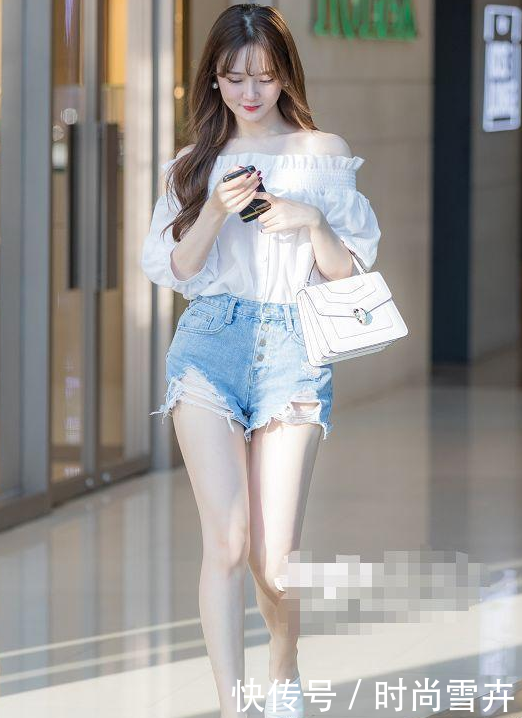 街拍: 美女时尚穿搭, 彰显青春活泼, 凸显窈窕身材!
