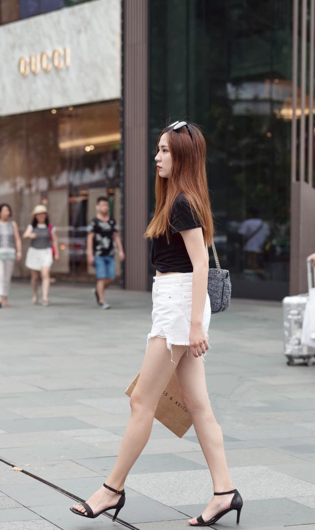 路人街拍：高颜值的长腿小姐姐，吊带短裙穿出女人的优雅和性感