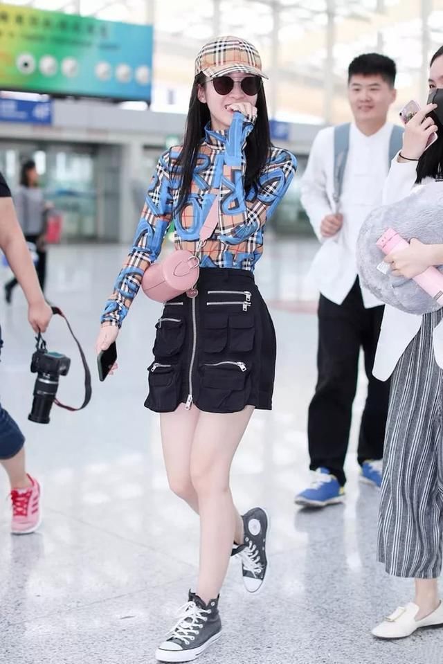 张雪迎撞衫欧阳娜娜，光看腿就够了!网友:没有对比就没有伤害