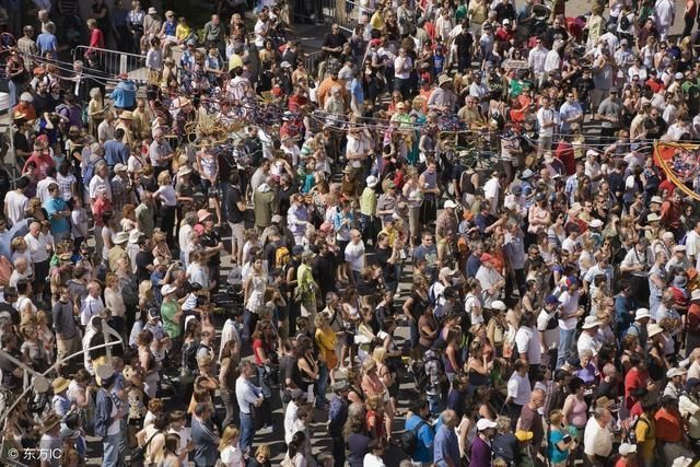 河南108公斤黄金造108米大佛，门票120，游客:唉，真心拜不起!