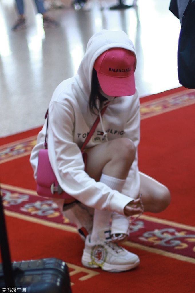 江疏影帽子口罩遮面但被美腿出卖 蹲地系鞋带雪白长腿抢镜