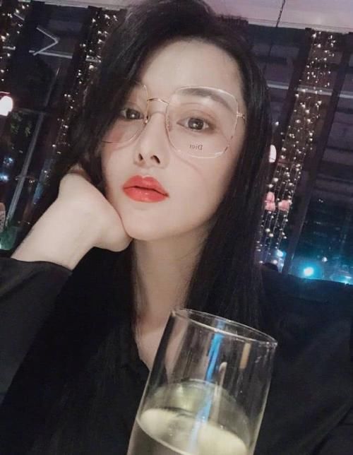  何捷@摄影师为张馨予庆生，晒两人温馨合影，同时晒出结婚照怕何捷吃醋？
