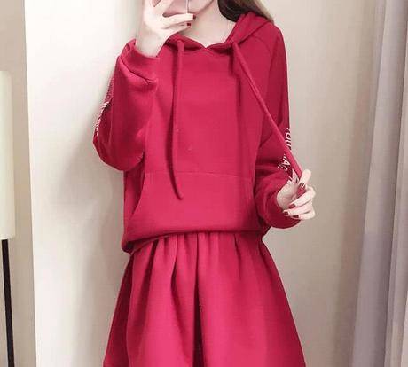 马上就到中秋，别买风衣了！今年流行穿洋气卫衣，显瘦显嫩超养眼