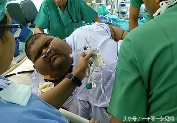 印度14岁小伙体重474斤成世界最胖，看到他爸妈后，这胖的没毛病