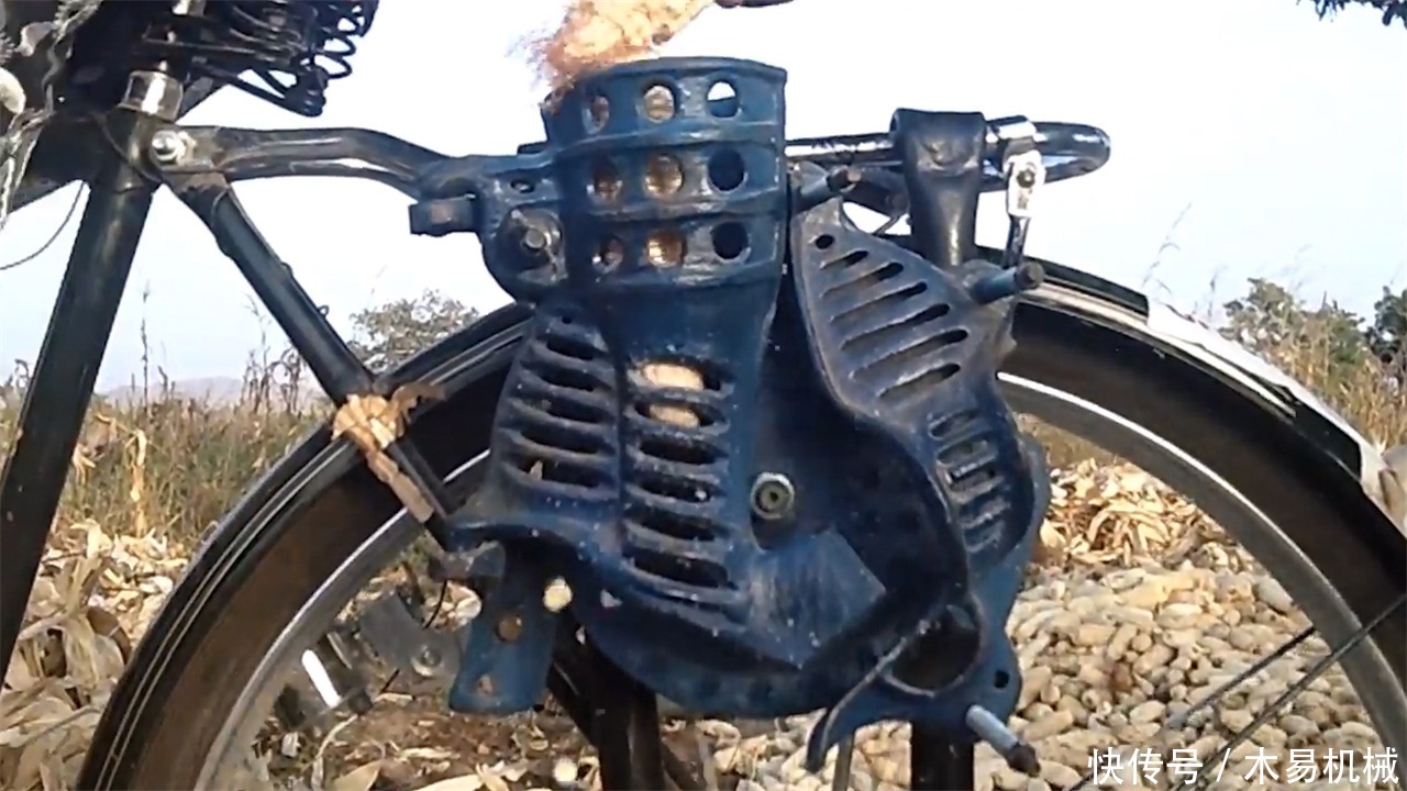  「玉米」小哥发明“自行车”剥玉米机，不用油和电，一天能剥5亩