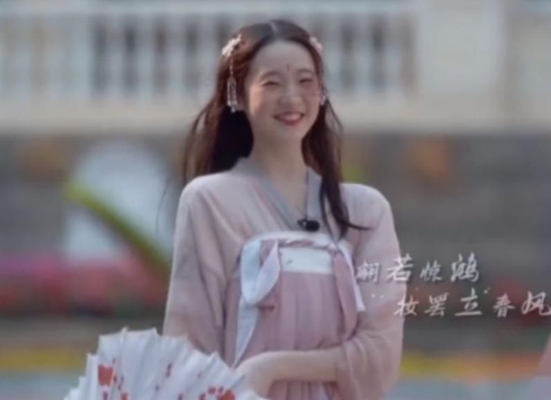  汉服@张艺凡穿“汉服”忘了涂眼影！故意关掉10级大眼滤镜后，眼睛小到看不见了
