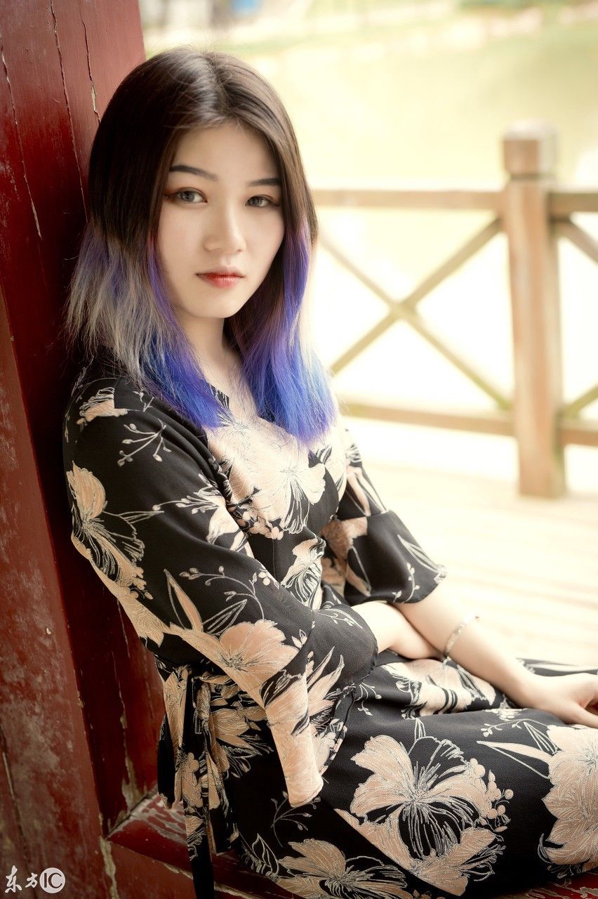 酷酷的小美女，笑起来真好看