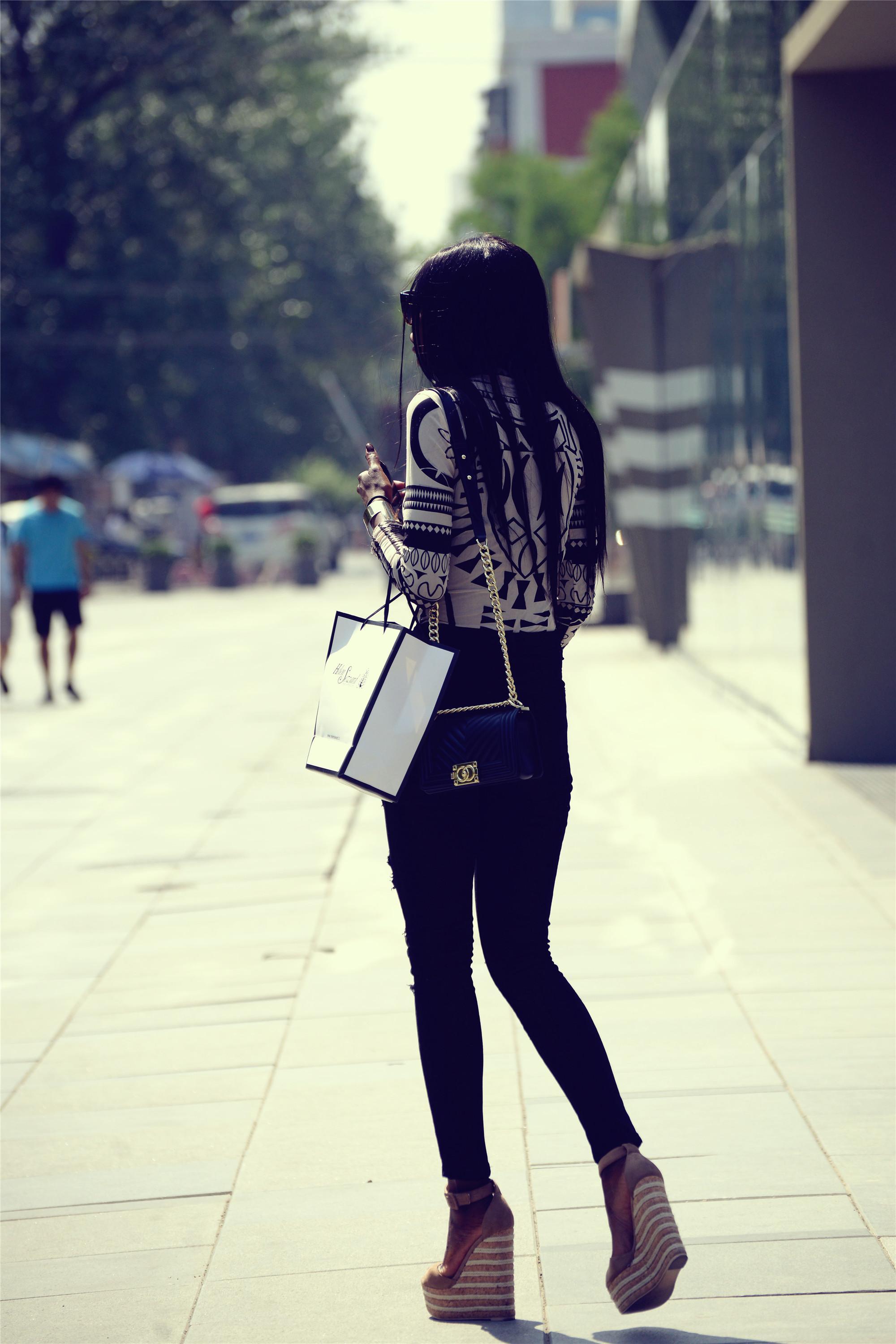 这位姑娘用高腰破洞牛仔裤和一双坡跟鞋，搭配出了全是腿的效果