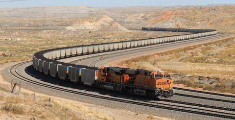  公里■世界最长火车，7公里长一眼望不到头，重10万吨需8个车头