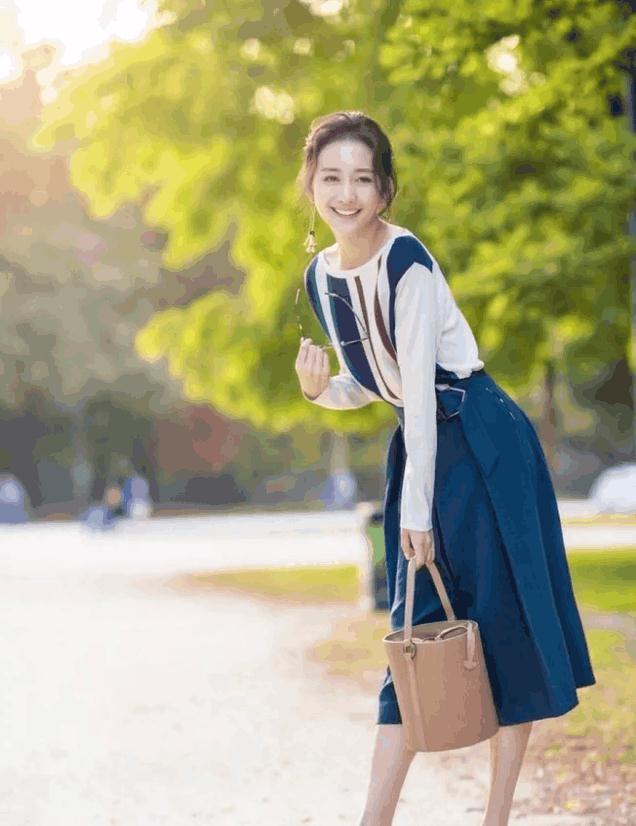 王鸥一身牛仔连体裤美出新高度!网友： 我就好奇她上厕所怎么办