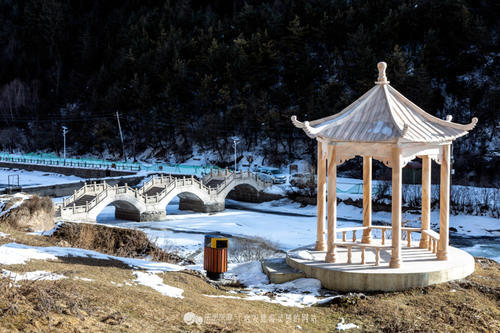 一座佛道共存的寺庙，几位饱经沧桑的信徒