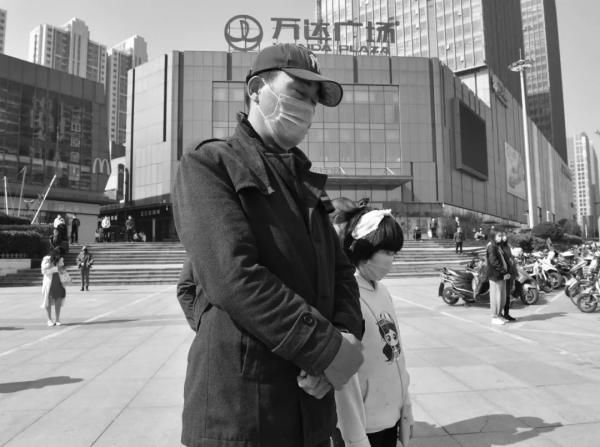  『广场』今日10时，郑州鸣防空警报，全市降半旗志哀
