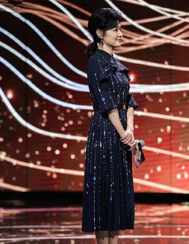  #身型#周涛真是“优雅女神”！带火各种简单搭配，都51岁还那么惊艳